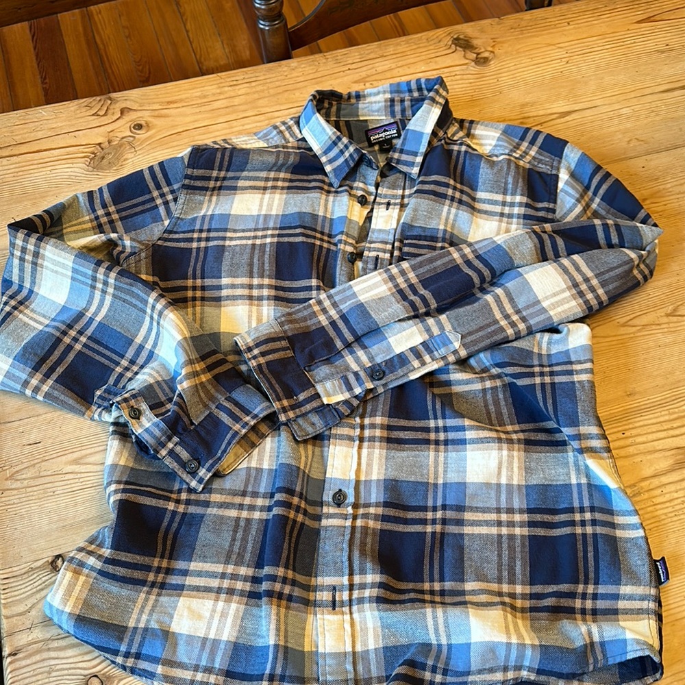 Mens Patagonia flannel like new to big for me